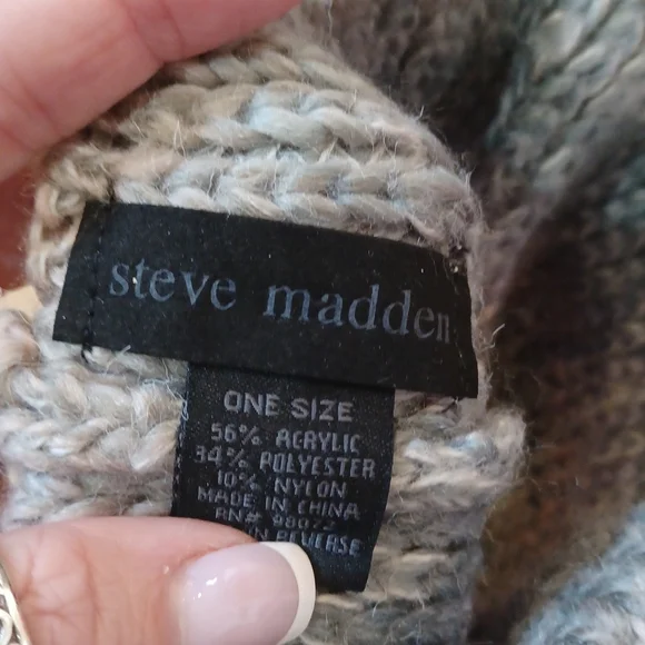 NWT Steve Madden Pastel Pom Pom Beanie - Picture 3 of 6